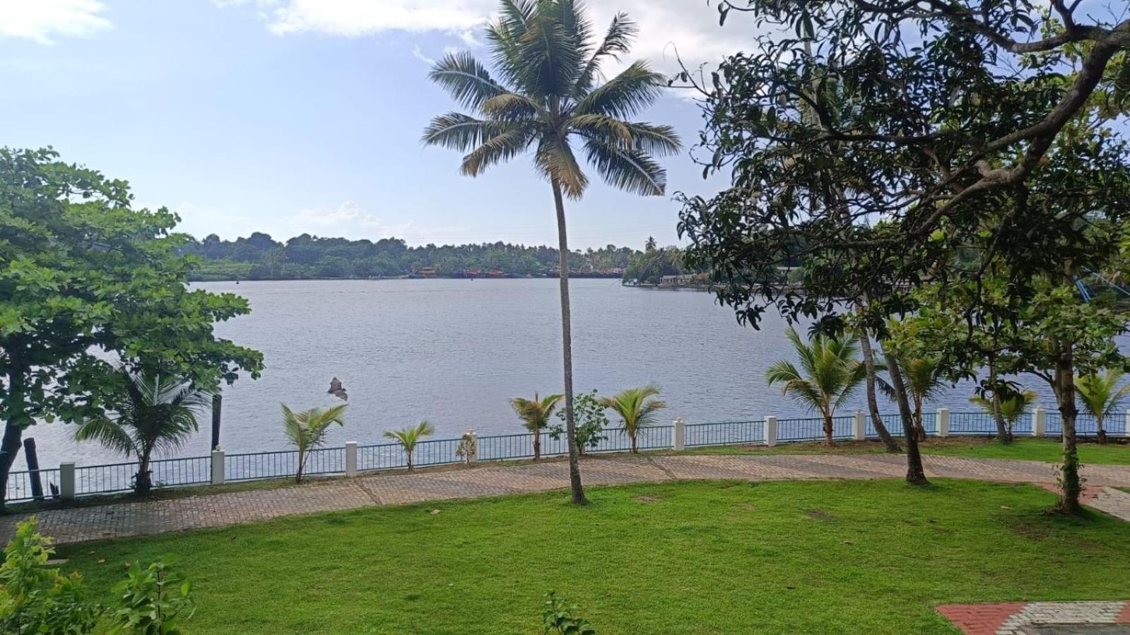 Ripples Backwater Resort, Kollam Bagian luar foto